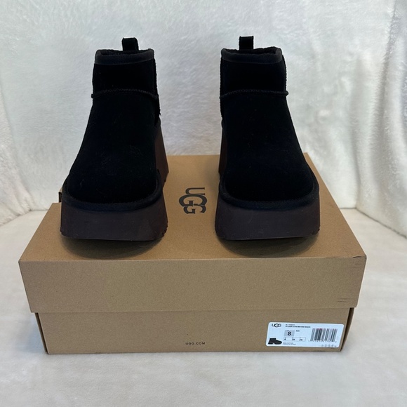 UGG Women's Classic Ultra Mini New Heights in Black size 8 "Like New in Box” - Picture 2 of 8